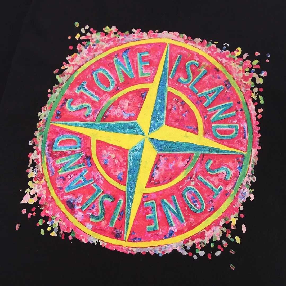 W687#P110💰 2025🆕 Stone lsland/Stone Island Rome Milan Florence city limited edition logo printed short-sleeved T-shirt ⚠️[Original creation with high control of details] - Made of 260 grams of combed cotton double yarn, soft and comfortable to the touch, sweat-absorbent and breathable. - Simple basic and versatile style, original single quality, the first choice for couples. - Made by a large factory, four needles and five threads on the shoulder, neatly arranged High-quality workmanship. - Same style for men and women, very versatile, one piece for each person, details are clearly visible. Color: Black White Size: M L